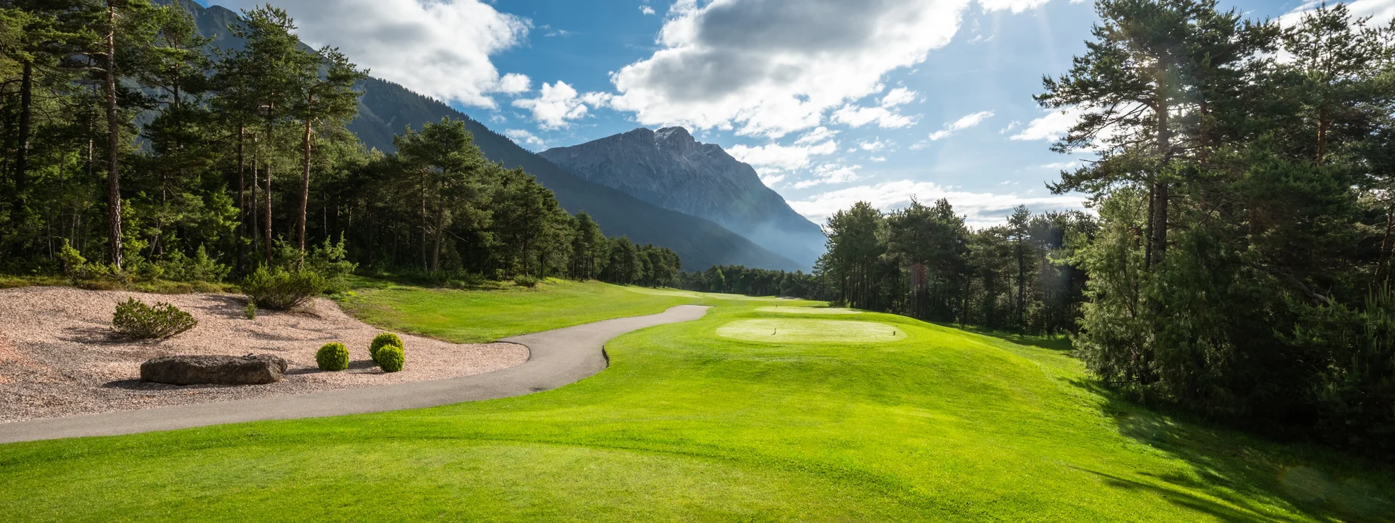 Im Vordergrund die Abschläge des Championcourse bei herrlichem Wetter 